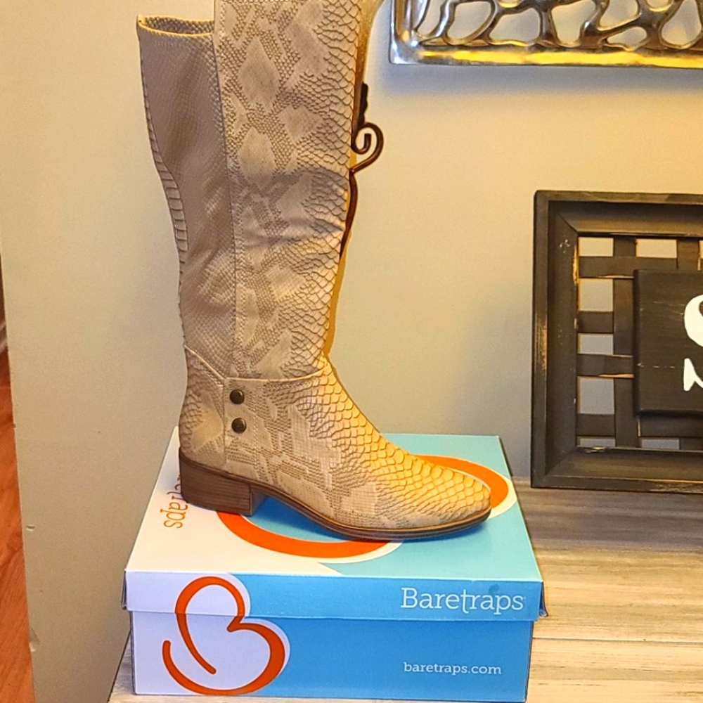 Women's size 9.5 Faux Snake Skin Boots